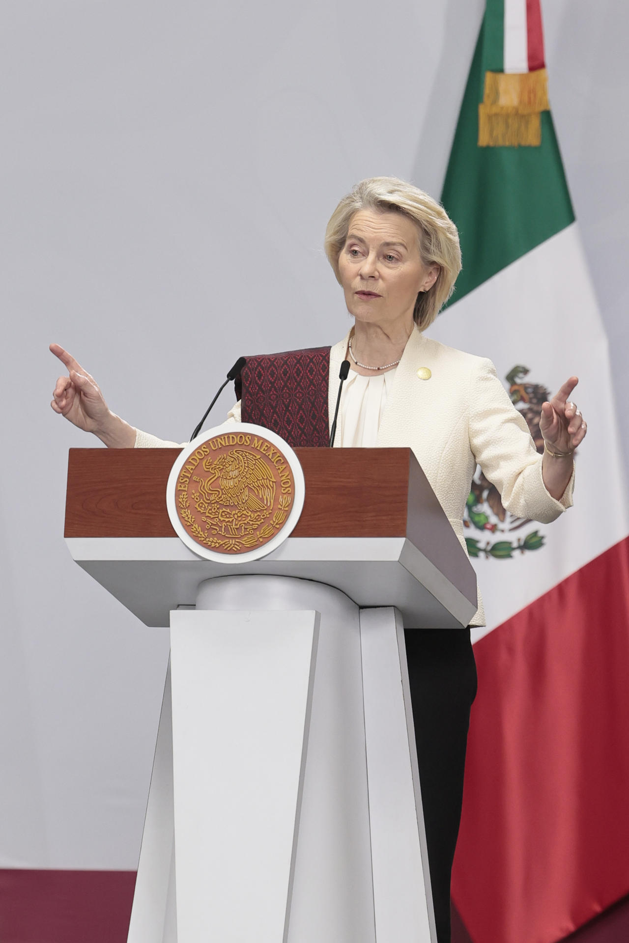 La presidenta de la Comisión Europea, Urusula Von der Leyen, habla durante la firma del Acuerdo Global Modernizado entre México y la UE este viernes, en el Palacio Nacional de Ciudad de México (México). México y la UE acordaron relanzar su asociación estratégica con una agenda ampliada en comercio, inversión, seguridad, migración y cooperación política, al concluir la VIII Cumbre México-Unión Europea celebrada en Ciudad de México. EFE/ José Méndez