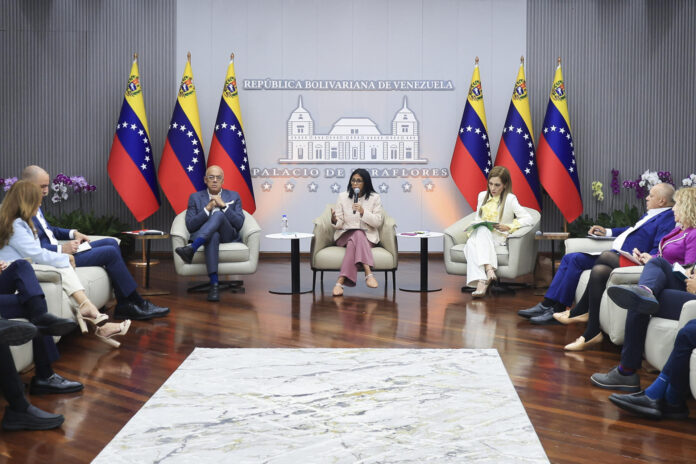 Fotografía difundida por el Palacio de Miraflores de la presidenta encargada de Venezuela, Delcy Rodríguez (c), hablando durante una reunión este viernes, en Caracas (Venezuela). EFE/ Palacio de Miraflores
