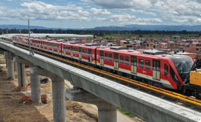 Fotografía difundida en la cuenta en X @MetroBogota del de Metro de Bogotá de las pruebas de rodaje de un tren impulsado y movilizado por vehículos auxiliares este viernes, en Bogotá (Colombia). EFE/ Daniel Díaz
