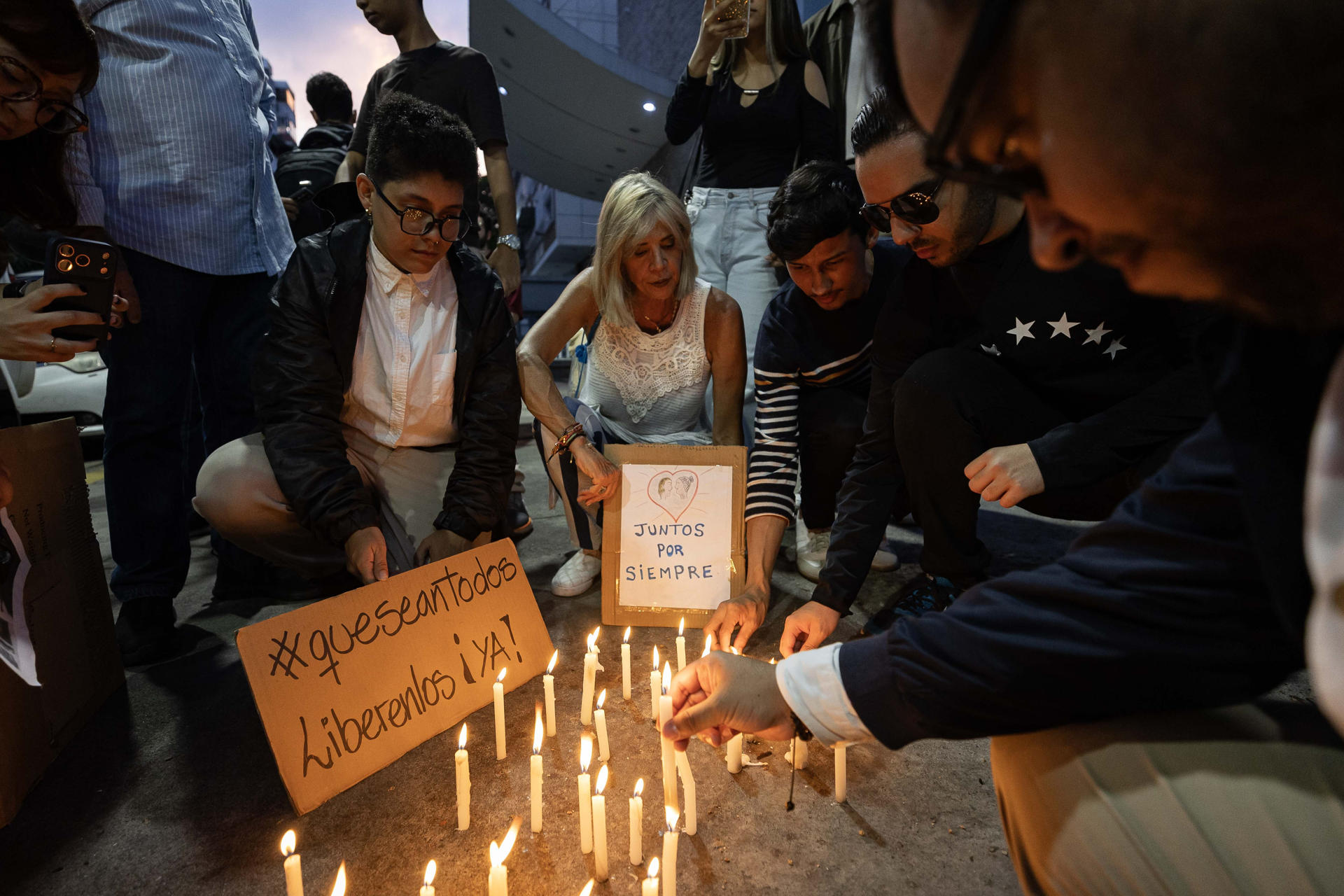 Un grupo de personas fue captado este 22 de mayo durante una vigilia en honor a Carmen Teresa Navas, la madre del preso político Víctor Quero Navas y quien falleció diez días después de que el Gobierno venezolano le confirmara la muerte de su hijo ocurrida hace más de diez meses y bajo custodia estatal, en Caracas (Venezuela). EFE/Ronald Peña