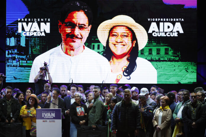 El candidato por el partido Pacto Histórico a la Presidencia de Colombia Iván Cepeda (3-i) pronuncia un discurso durante un acto de campaña este 2026, en Bogotá (Colombia). EFE/ Carlos Ortega
