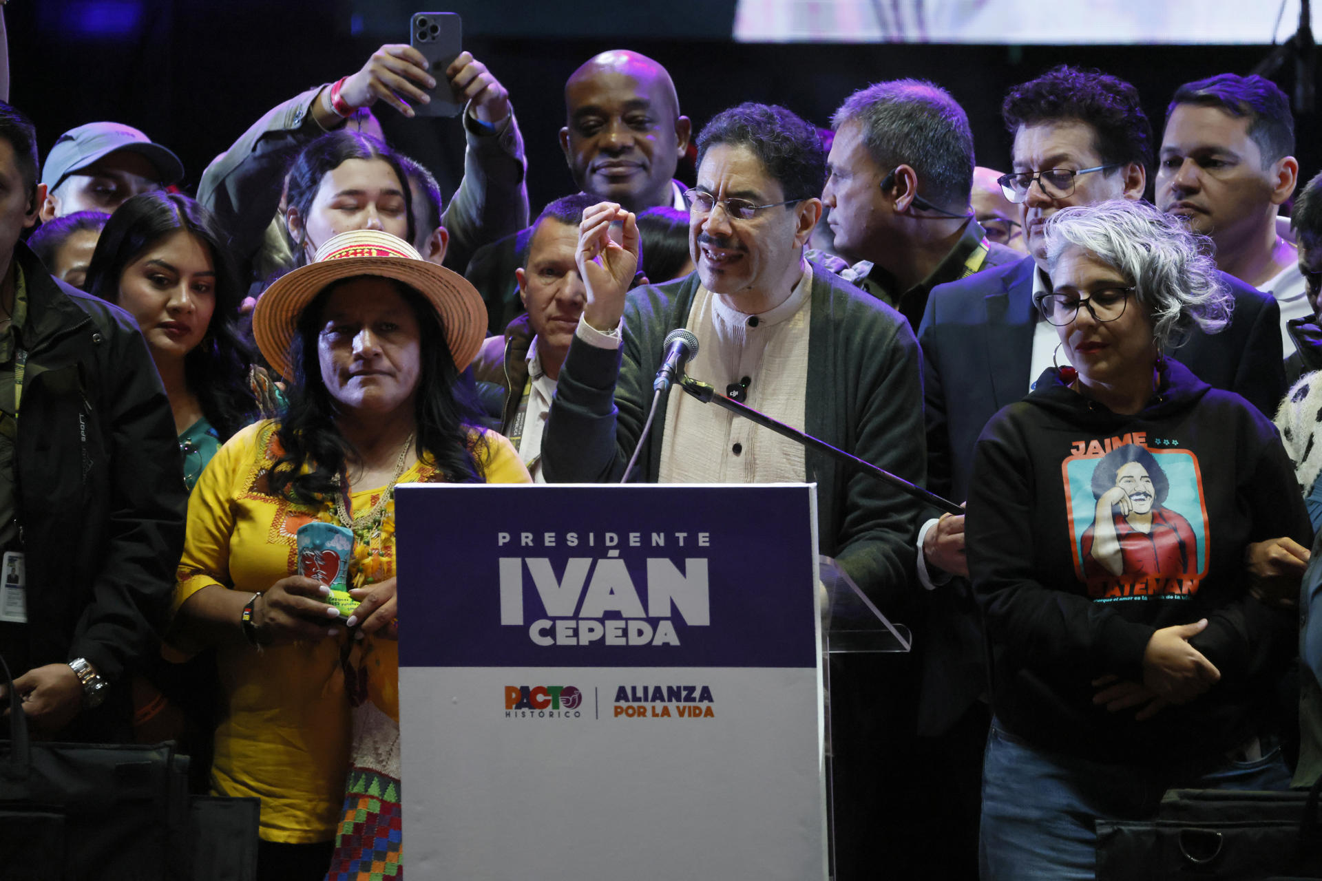 El candidato por el partido Pacto Histórico a la Presidencia de Colombia Iván Cepeda (c) pronuncia un discurso junto a su fórmula vicepresidencial Aida Quilcué (i) durante un acto de campaña este 22 de mayo de 2026, en Bogotá (Colombia). EFE/ Carlos Ortega
