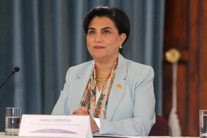 Fotografía de archivo en la que se captó a la ministra de Relaciones Exteriores de Ecuador, Gabriela Sommerfeld, durante una rueda de prensa, en Quito (Ecuador). EFE/José Jácome
