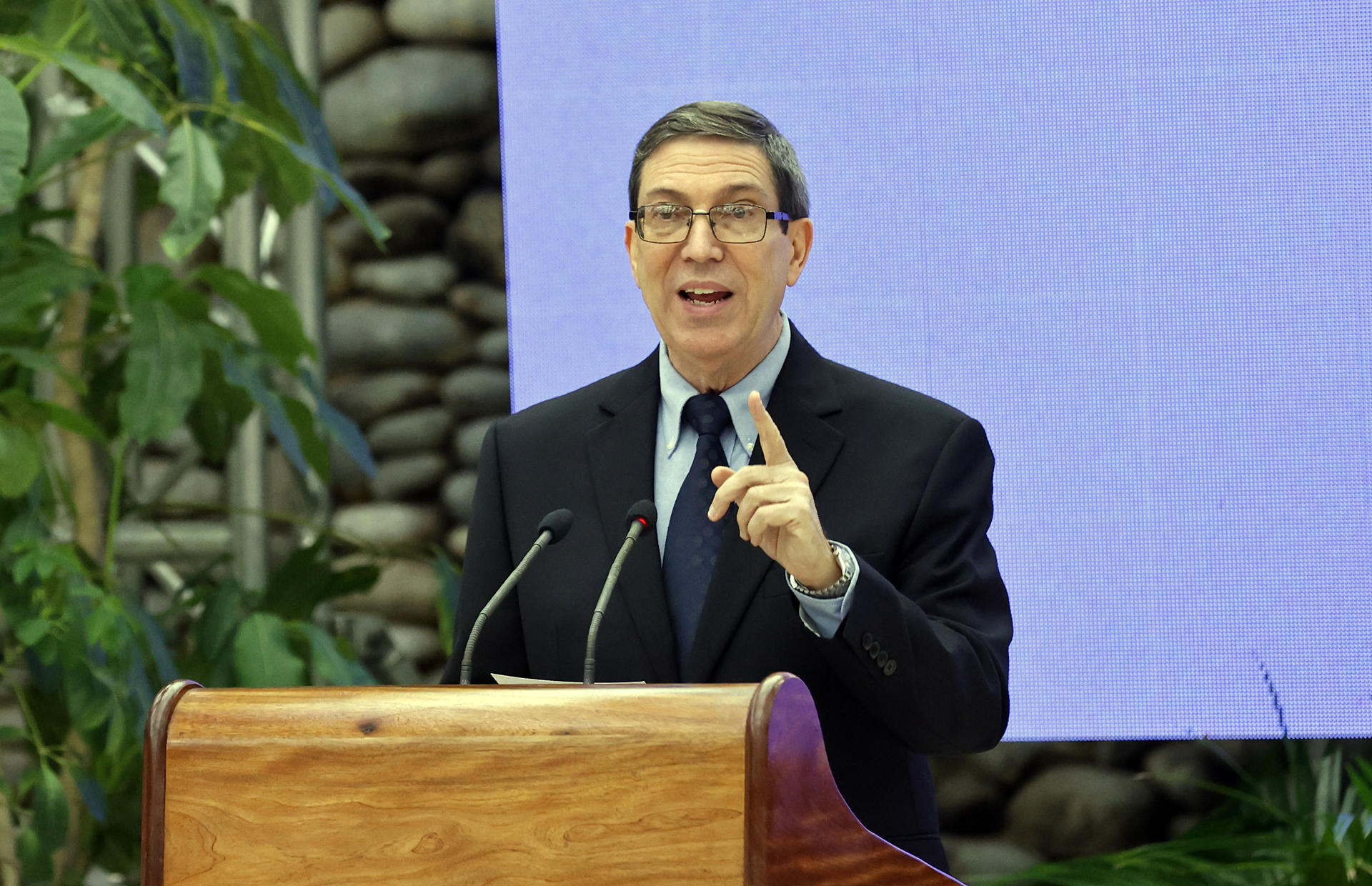 Fotografía de archivo en la que se captó al ministro de Relaciones Exteriores de Cuba, Bruno Rodríguez Parrilla, durante una rueda de prensa, en La Habana (Cuba). EFE/Ernesto Mastrascusa
