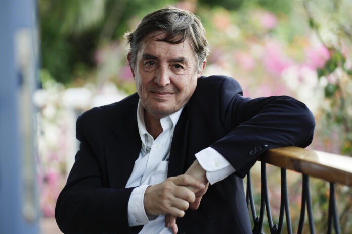 El director del Instituto Cervantes, Luis García Montero, habla en una entrevista con EFE este viernes, en Ciudad de Panamá (Panamá). EFE/ Bienvenido Velasco
