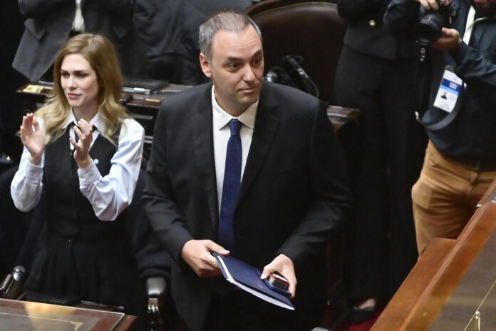 Fotografía de archivo, tomada el pasado 29 de abril, en la que se captó al jefe de Gabinete del Gobierno argentino, Manuel Adorni, al comparecer ante la Cámara de Diputados, en Buenos Aires (Argentina). EFE/Matías Campaya
