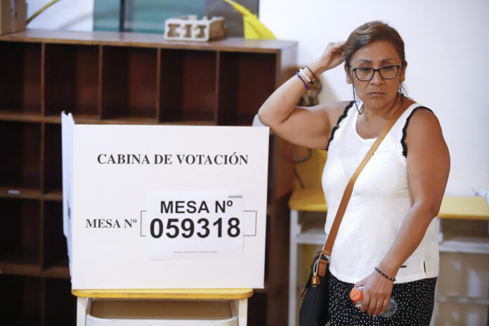 Fotografía de archivo, tomada el pasado 12 de abril, en la que se captó a una mujer a la espera para ejercer su derecho al voto, en una mesa de votación durante la primera ronda de las elecciones presidenciales, en Lima (Perú). EFE/Renato Pajuelo
