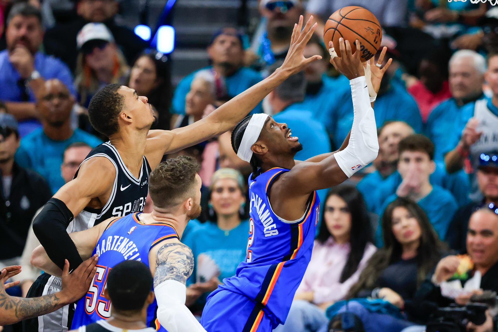 El alero de los San Antonio Spurs Victor Wembanyama (i) bloquea un tiro del base de los Oklahoma City Thunder Shai Gilgeous-Alexander (d) durante el tercer partido de las finales de la Conferencia Oeste de la NBA EFE/EPA/ADAM DAVIS
