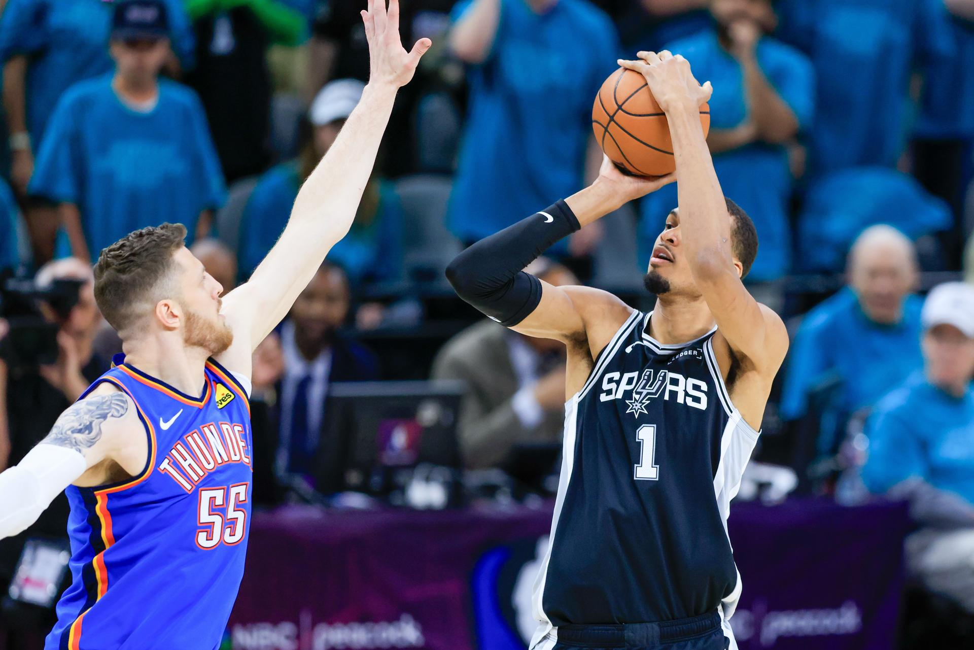 El alero de los San Antonio Spurs Víctor Wembanyama (d) lanza sobre el pívot de los Oklahoma City Thunder Isaiah Hartenstein (i) durante el partido 3 de las finales de la Conferencia Oeste de la NBA. EFE/EPA/ADAM DAVIS
