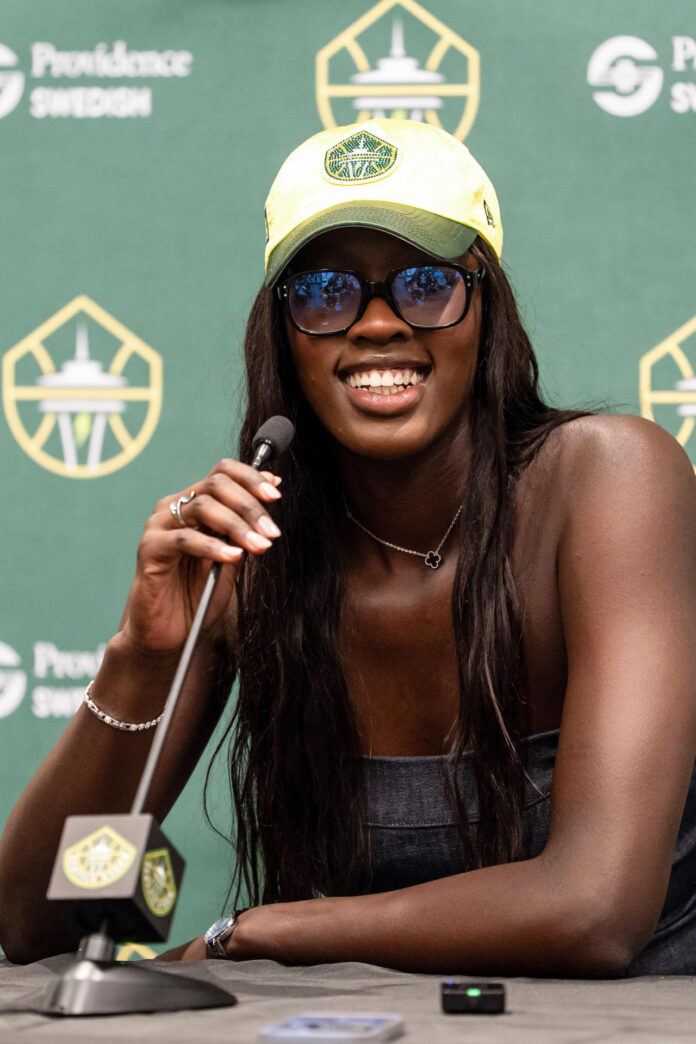 La jugadora española de los Seattle Storm, Awa Fam, habla durante una rueda de prensa previo a un partido de la WNBA contra Connecticut Sun este viernes en el Climate Pledge Arena en Seattle (EE.UU.). EFE/ Stephen Brashear
