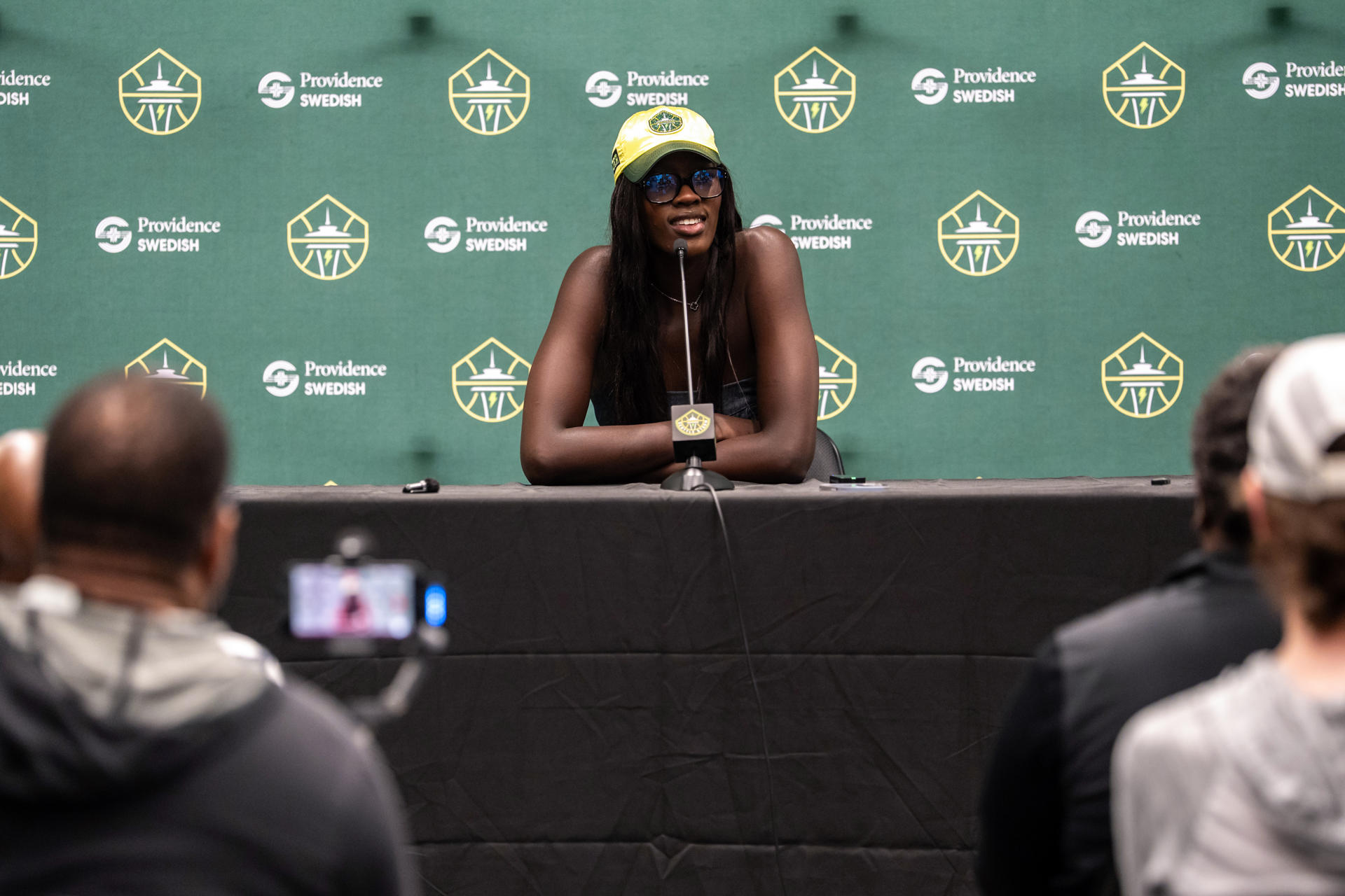 La jugadora española de los Seattle Storm, Awa Fam (c), habla durante una rueda de prensa previo a un partido de la WNBA contra Connecticut Sun este viernes, en el Climate Pledge Arena en Seattle (EE.UU.). EFE/ Stephen Brashear
