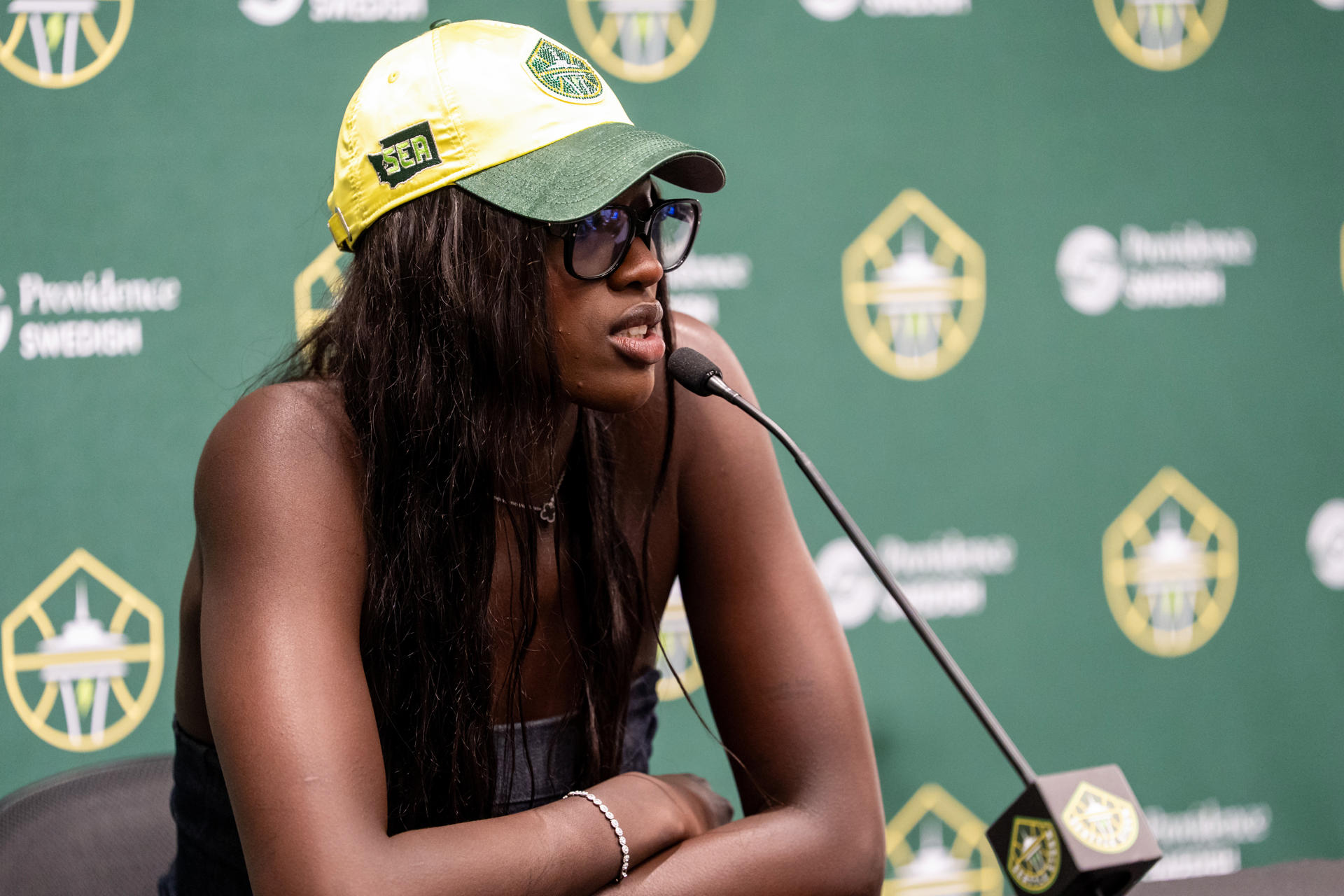 La jugadora española de los Seattle Storm, Awa Fam, habla durante una rueda de prensa previo a un partido de la WNBA contra Connecticut Sun este viernes en el Climate Pledge Arena, en Seattle (EE.UU.). EFE/ Stephen Brashear
