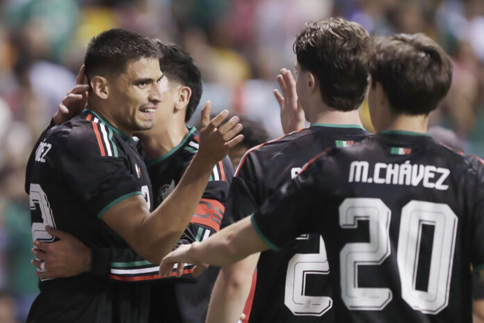 Jugadores de México celebran un gol este viernes durante un partido amistoso ante Ghana en el estadio Cuauhtémoc, en Puebla (México). EFE/ Hilda Ríos
