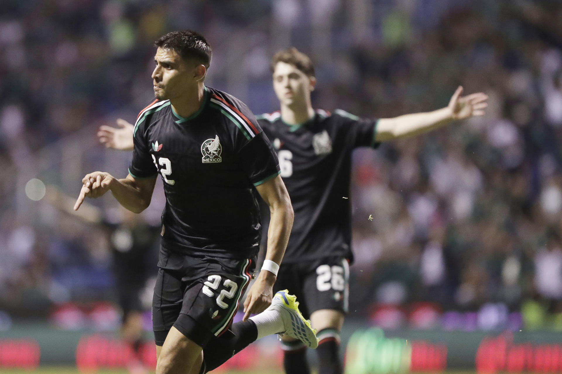Guillermo Martínez (i), de México, celebra un gol este viernes durante un partido amistoso ante Ghana en el estadio Cuauhtémoc, en Puebla (México). EFE/ Hilda Ríos
