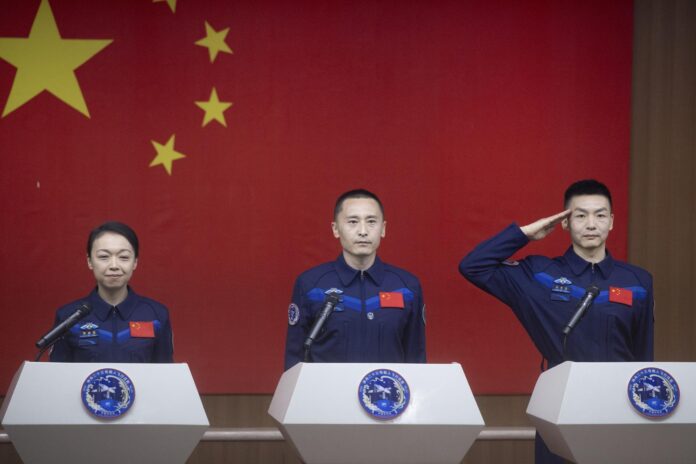 JIUQUAN (China), 23/05/2026.- Astronautas de la misión espacial Shenzhou-23 durante una rueda de prensa en Jiuquan, China. EFE/EPA/ANDRES MARTINEZ CASARES
