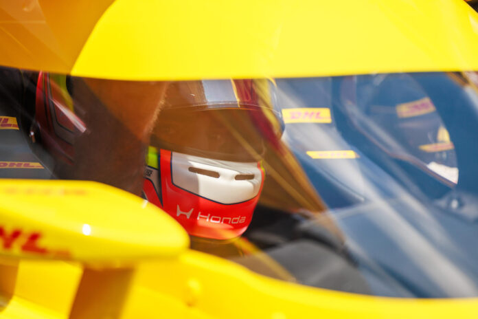 El piloto español Alex Palou del equipo Chip Ganassi se prepara para las clasificaciones a las 500 millas de Indianápolis el pasado 17 de mayo, en el Indianapolis Motor Speedway en Indiana (Estados Unidos). EFE/ Jeremy Hogan
