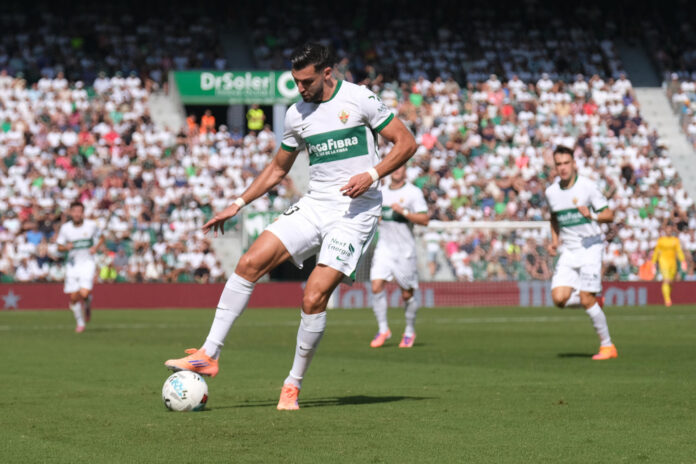 Fotografía de Pablo Miranzo, en la que puede verse en una imagen de archivo del 19 de octubre de 2025 al futbolista Rafa Mir, del Elche, durante un partido. EFE
