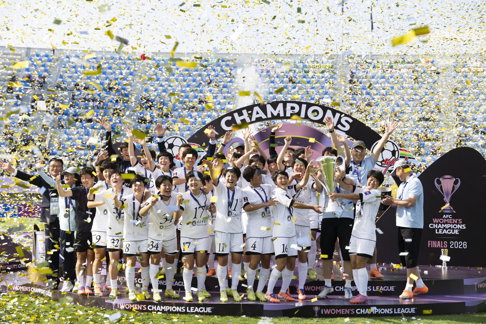 Las futbolistas del Naegohyang celebran este sábado la conquista de la Liga de Campeones Femenina de la Confederación Asiática de Fútbol, disputada en Corea del Sur. EFE/ JEON HEON-KYUN
