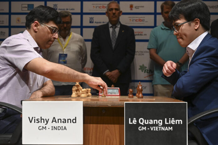 Fotografía de J.Casares, en la que puede verse en una imagen de archivo del 6 de julio de 2025 al Gran Maestro vietnamita Lê Quang Liêm (d), durante una partida con el Gran Maestro indio Vishy Anand (i) en la final del XXXVIII Magistral de Ajedrez Ciudad de León. EFE
