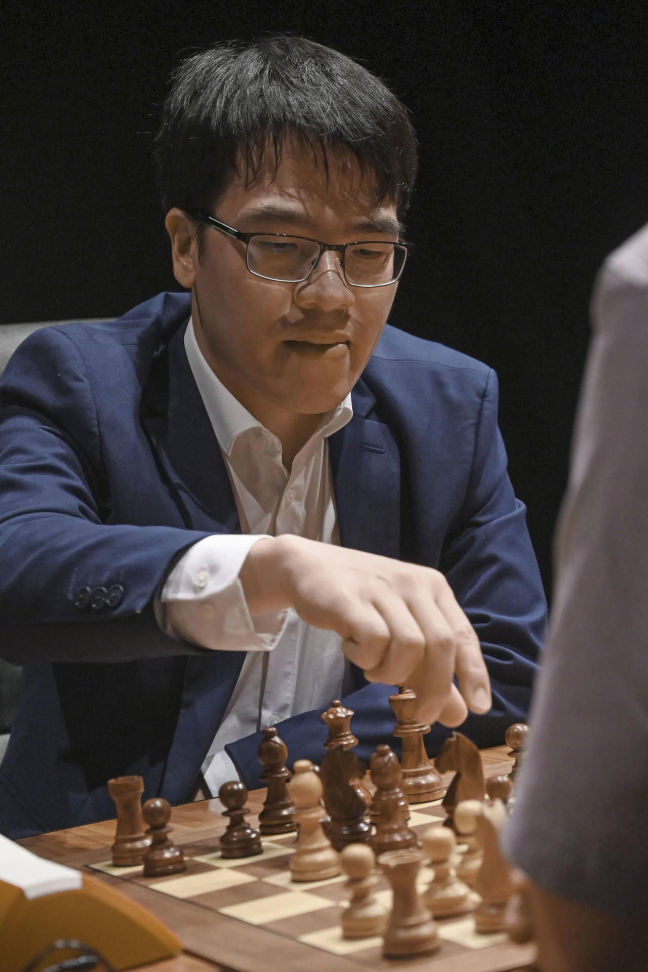 Fotografía de J.Casares, en la que puede verse en una imagen de archivo del 6 de julio de 2025 al Gran Maestro vietnamita Lê Quang Liêm, durante una partida con el Gran Maestro indio Vishy Anand (no aparece) en la final del XXXVIII Magistral de Ajedrez Ciudad de León. EFE
