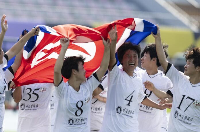 Las futbolistas del Naegohyang ondean la bandera de Corea del Norte para celebrar el triunfo en la Liga de Campeones Femenina de la Confederación Asiática de Fútbol, disputada en Corea del Sur. EFE/ JEON HEON-KYUN
