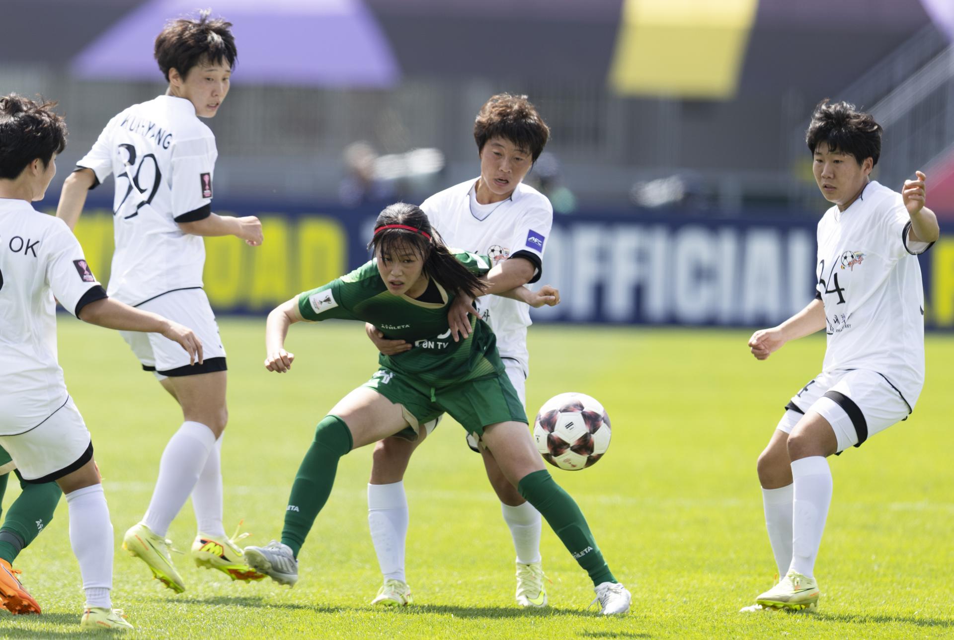 Miharu Shinjo (delante), del Tokyo Verdy japonés, en acción durante el partido contra el Naegohyang norcoreano, correspondiente a la final de la Liga de Campeones Femenina de la Confederación Asiática de Fútbol, disputada este sábado en Corea del Sur. EFE/ JEON HEON-KYUN
