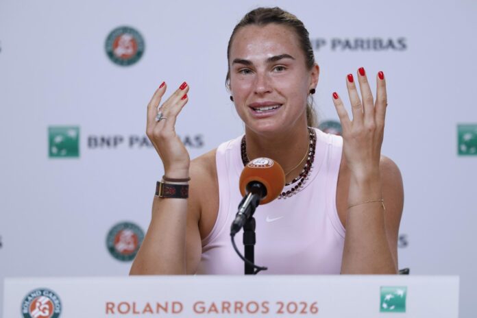 La tenista bielorrusa Aryna Sabalenka, durante la conferencia de prensa ofrecida este viernes con motivo del inicio de Roland Garros en París. EFE/ YOAN VALAT
