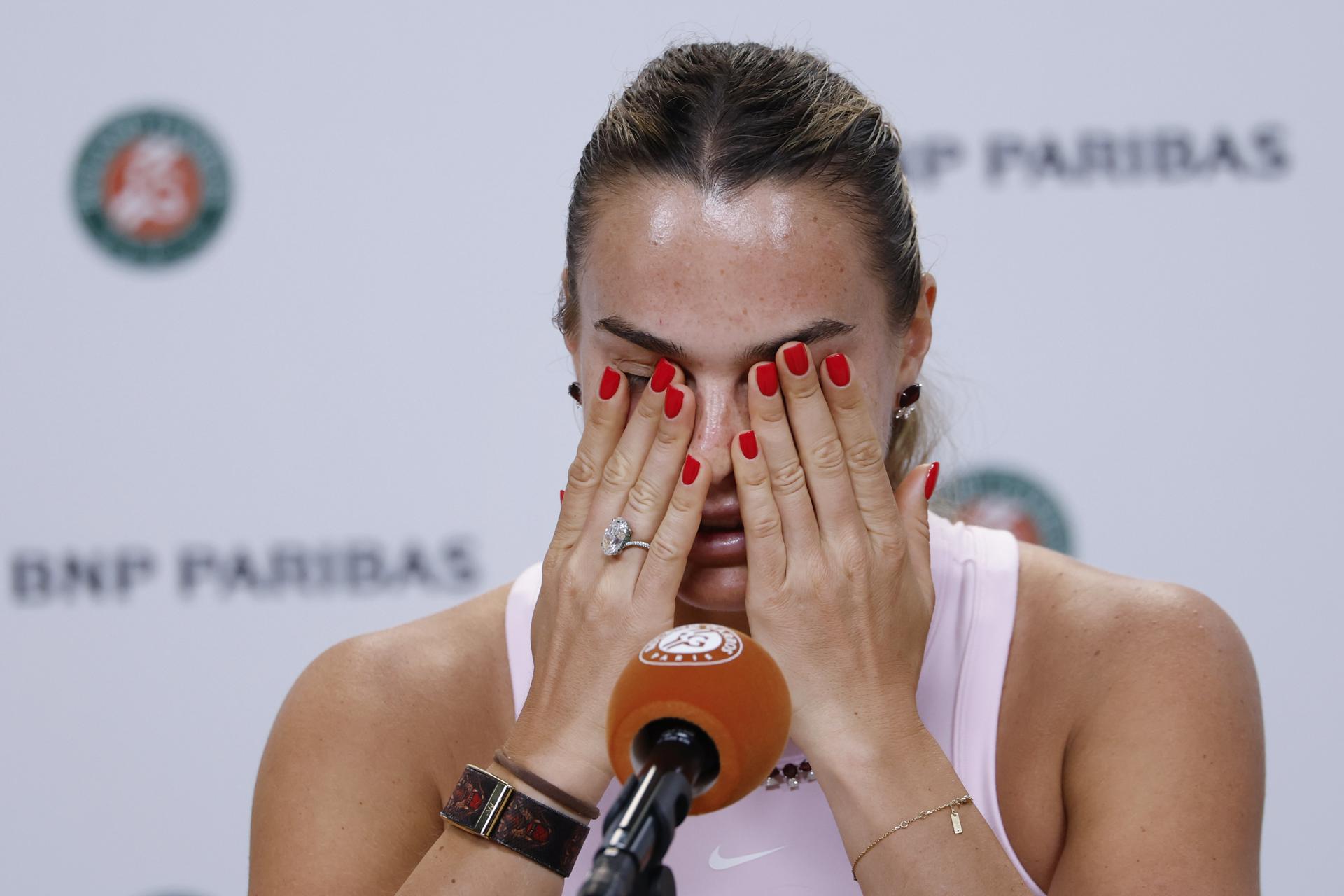 La tenista bielorrusa Aryna Sabalenka, durante la conferencia de prensa ofrecida este viernes con motivo del inicio de Roland Garros en París. EFE/ YOAN VALAT
