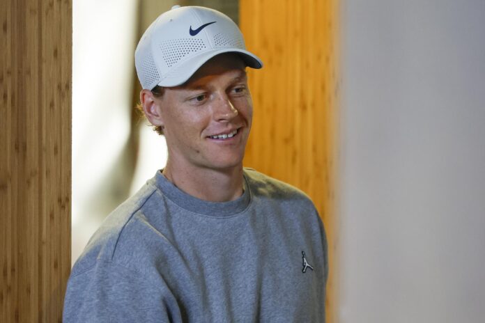 El tenista italiano Jannik Sinner, durante la conferencia de prensa ofrecida este viernes con motivo del inicio de Roland Garros en París. EFE/ YOAN VALAT
