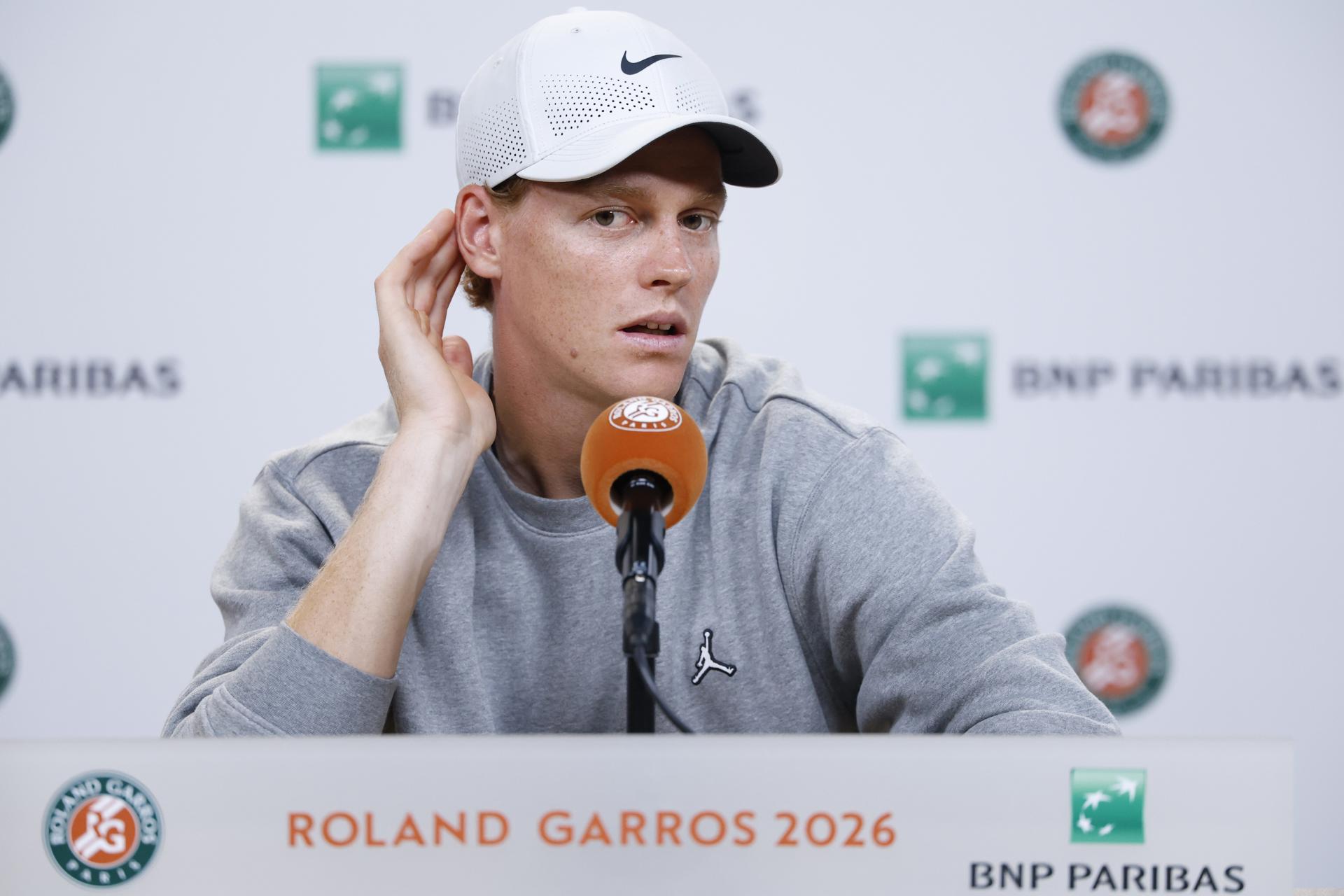 El tenista italiano Jannik Sinner, durante la conferencia de prensa ofrecida este viernes con motivo del inicio de Roland Garros en París. EFE/ YOAN VALAT