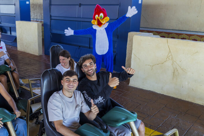 Los jugadores del Barça Pedri (izda) y Ferran Torres (d) posan durante la visita del equipo a PortAventura World, que abrió en exclusiva para ellos y sus familias, este jueves en Tarragona. EFE/Portaventura *Sólo uso editorial*
