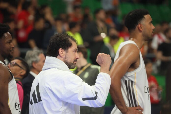 Jugadores del Real Madrid celebran la victoria en la semifinal de la Final a Cuatro de la Euroliga sobre el Valencia Basket, disputada este viernes en Atenas. EFE/GEORGIA PANAGOPOULOU
