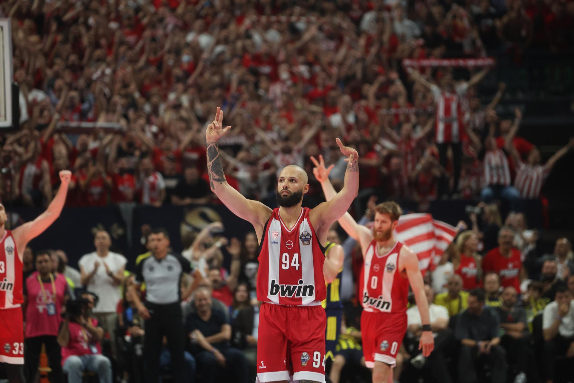 Jugadores del Olympiacos celebran su pase a la final de la Final a Cuatro de la Euroliga tras vencer este viernes al Fenerbahce en semifinales. EFE/GEORGIA PANAGOPOULOU
