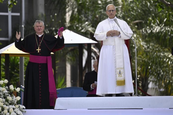 El papa León XIV se dirige a la multitud en la Piazza Nicola Calipari durante su visita a Acerra, Italia, el 23 de mayo de 2026. (Papa, Italia) EFE/EPA/CIRO FUSCO
