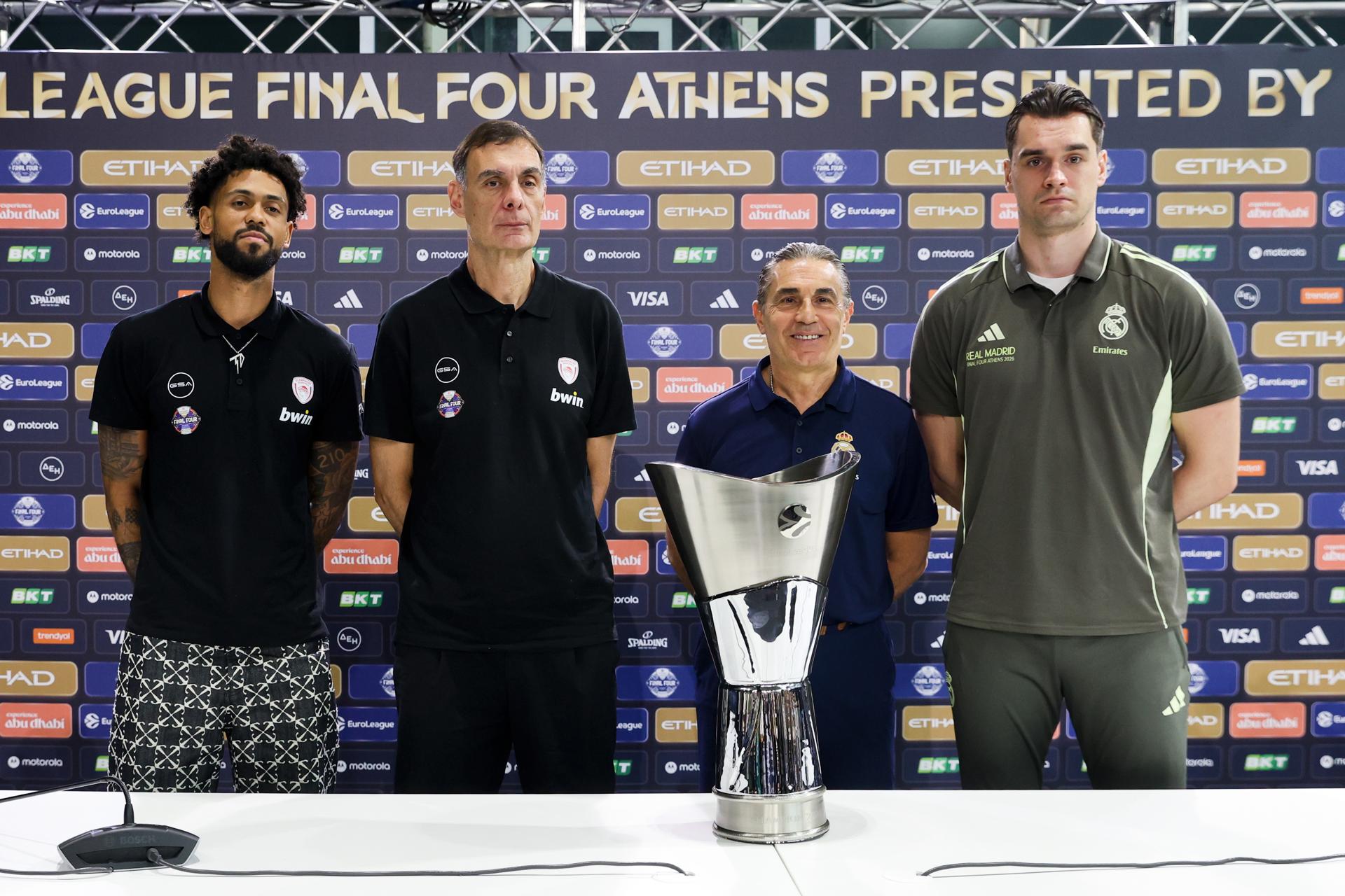 El entrenador del Olympiacos, Georgios Bartzokas (2-i); su jugador Tyler Dorsey (i); el entrenador del Real Madrid, Sergio Scariolo (2-d); y su jugador Mario Hezonja (d) posan junto al trofeo de la Euroliga este sábado, un día antes de la final que disputarán en Atenas. EFE/Georgia Panagopoulou

