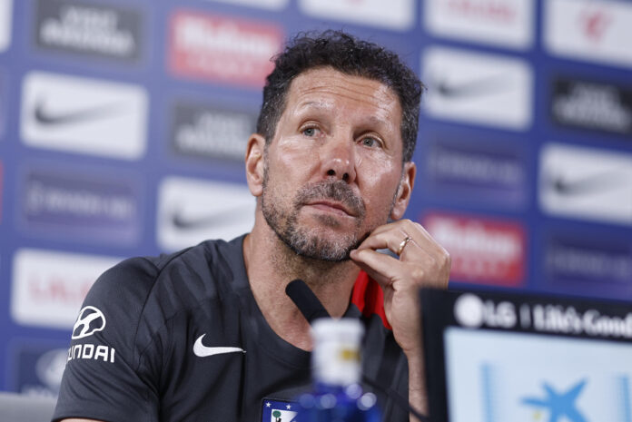 El entrenador del Atlético de Madrid, Diego Pablo Simeone durante la rueda de prensa tras el entrenamiento del Atletico de Madrid en la Ciudad deportiva en Majadahonda, Madrid este sábado antes de su enfrentamiento liguero contra el Villarreal. EFE / Rodrigo Jiménez
