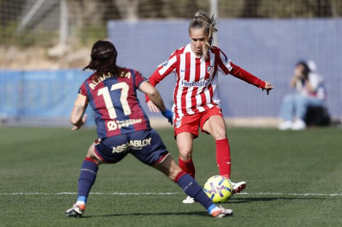 Fotografía de Ana Escobar, en la que puede verse en una imagen de archivo del pasado 8 de febrero a la futbolista del Atlético de Madrid Andrea Medina (d). EFE
