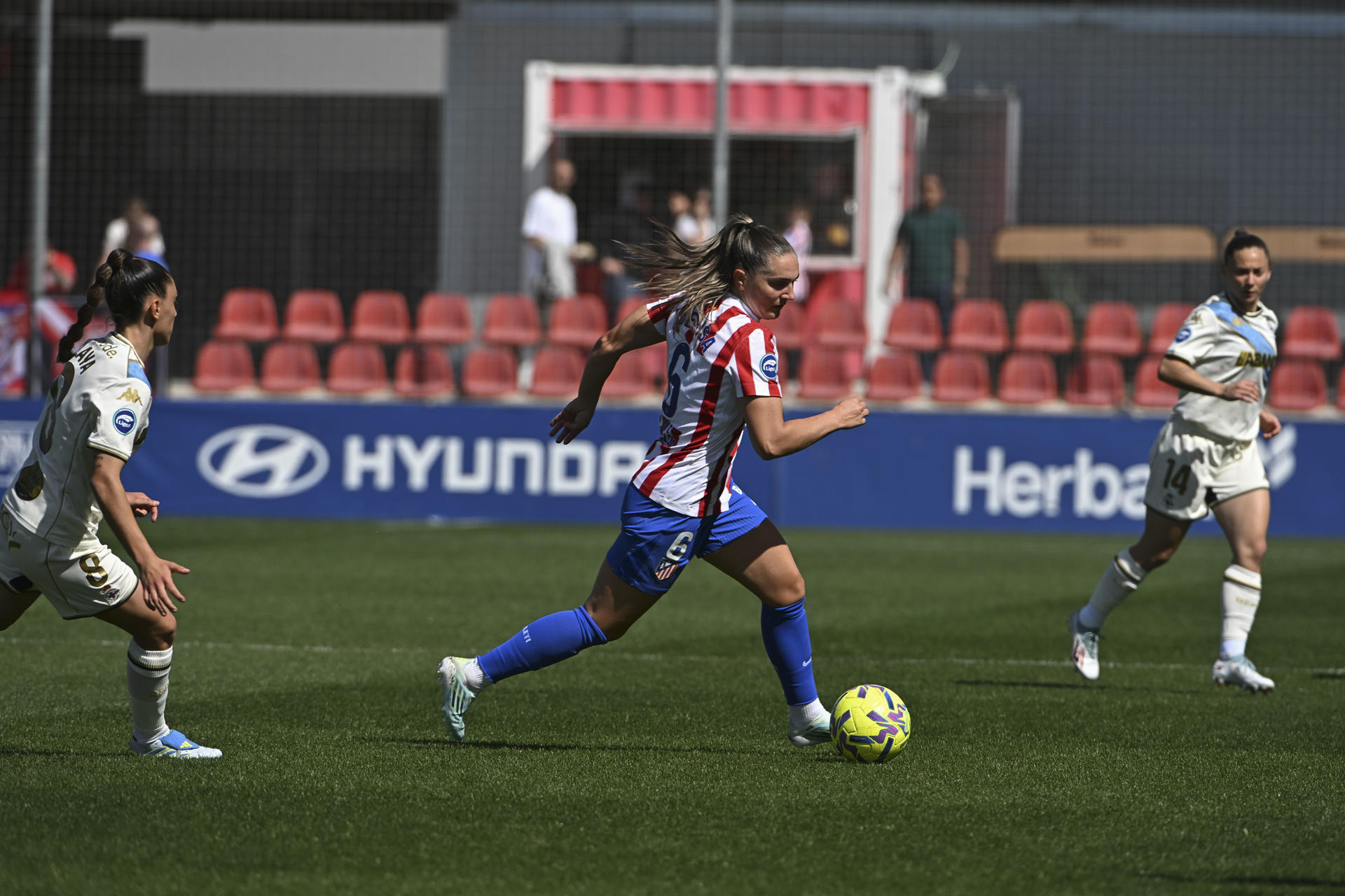 Fotografía de Fernando Villar, en la que puede verse en una imagen de archivo del pasado 5 de abril a la jugadora del Atlético de Madrid Vilde Boe Risa (c). EFE
