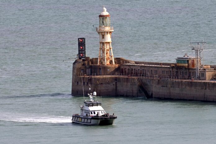 Una patrullera británica entra al puerto de Dover, en Reino Unido, el 22 de septiembre de 2022.EFE/EPA/STUART BROCK
