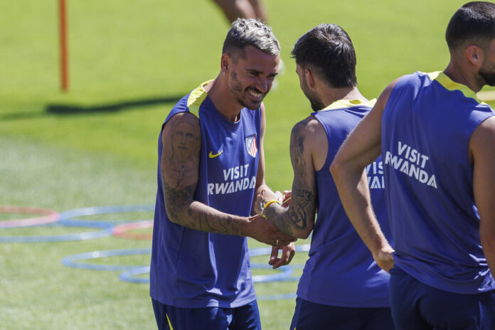 El delantero del Atlético de Madrid, Antoinne Griezmann (i) durante el entrenamiento del Atletico de Madrid en la Ciudad deportiva en Majadahonda, Madrid este sábado antes de su enfrentamiento liguero contra el Villarreal. EFE / Rodrigo Jiménez
