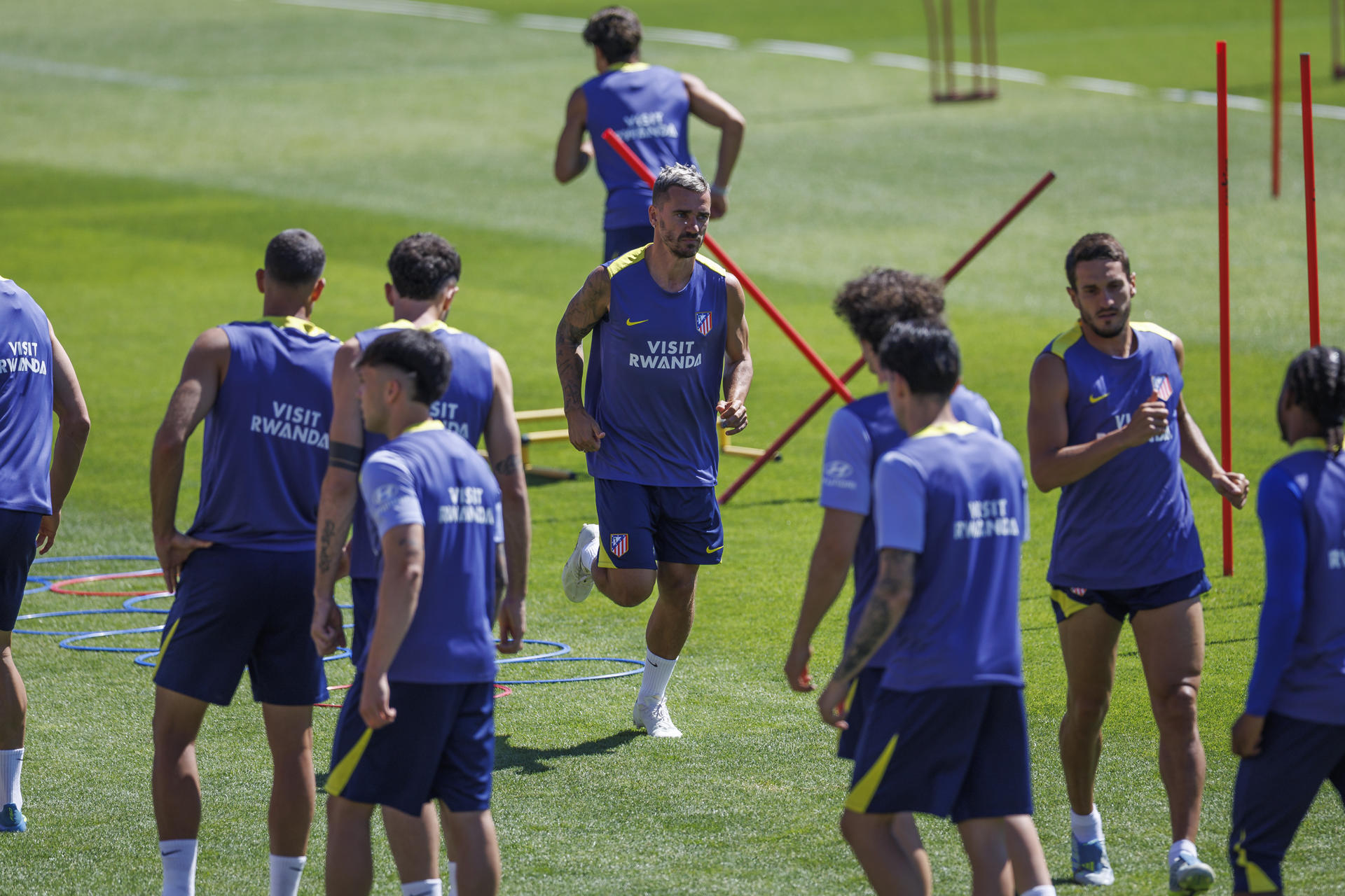 El delantero del Atlético de Madrid, Antoinne Griezmann (c) durante el entrenamiento del Atletico de Madrid en la Ciudad deportiva en Majadahonda, Madrid este sábado antes de su enfrentamiento liguero contra el Villarreal. EFE / Rodrigo Jiménez