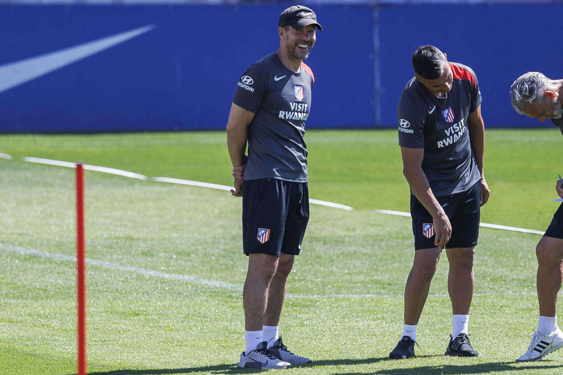 El entrenador del Atlético de Madrid, Diego Pablo Simeone (i) durante el entrenamiento del Atletico de Madrid en la Ciudad deportiva en Majadahonda, Madrid este sábado antes de su enfrentamiento liguero contra el Villarreal. EFE / Rodrigo Jiménez