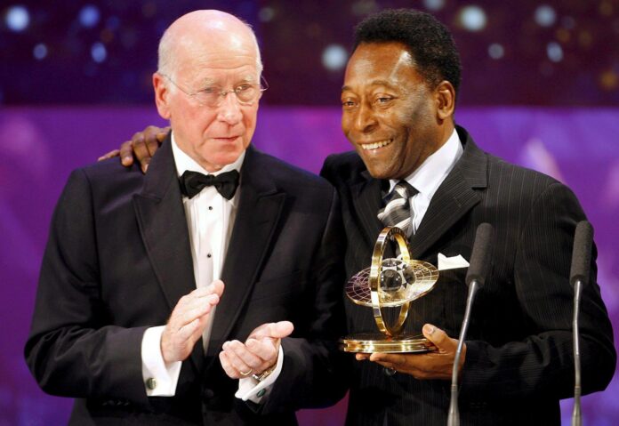 Fotografía de archivo de Bobby Charlton (i) y Edson Arantes do Nascimento 'Pelé'. EFE/Walter Bieri
