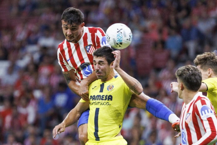 Fotografía de Sergio Pérez, en la que puede verse en una imagen de archivo del 13 de septiembre de 2025 al centrocampista del Villarreal Santi Comesaña (2-i) y a Marc Pubill, del Atlético, durante el partido de la primera vuelta de LaLiga EA Sports 2025-2026. EFE

