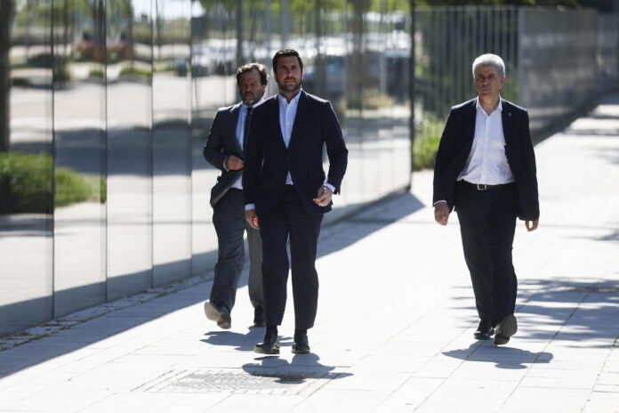 Enrique Riquelme, presidente de la empresa Cox Energy, a su llegada este sábado a las oficinas del Real Madrid en Valdebebas, para hacer entrega de toda la documentación requerida para confirmar su candidatura a la presidencia del Real Madrid. La junta electoral del club tendrá que dirimir, en un plazo máximo de 24 horas, si esta es admitida o no.-EFE/ Rodrigo Jiménez
