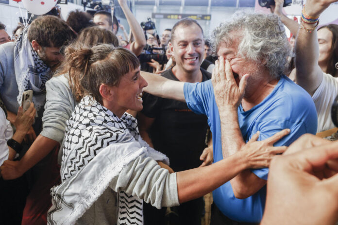 Los 18 ciudadanos españoles que formaban parte de la Global Sumud Flotilla han llegado este sábado a Barcelona, cinco días después de ser capturados cuando se dirigían a la Franja de Gaza con ayuda humanitaria, según fuentes de la organización. EFE/ Quique García
