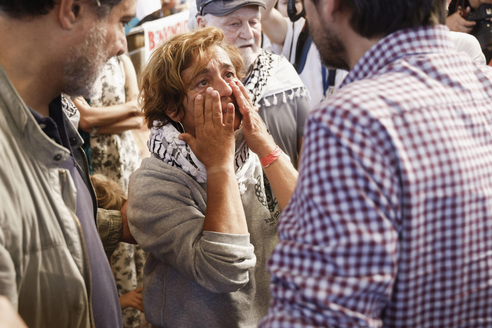 Un política local española Laura Campos (c), una de los 18 ciudadanosque formaban parte de la Global Sumud Flotilla han llegado este sábado a Barcelona, cinco días después de ser capturados cuando se dirigían a la Franja de Gaza con ayuda humanitaria, según fuentes de la organización EFE/ Quique García
