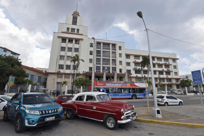 Fotografía de archivo de vehículos que permanecen estacionados frente a la sede del conglomerado empresarial Gaesa en La Habana (Cuba). EFE/ Ernesto Mastrascusa
