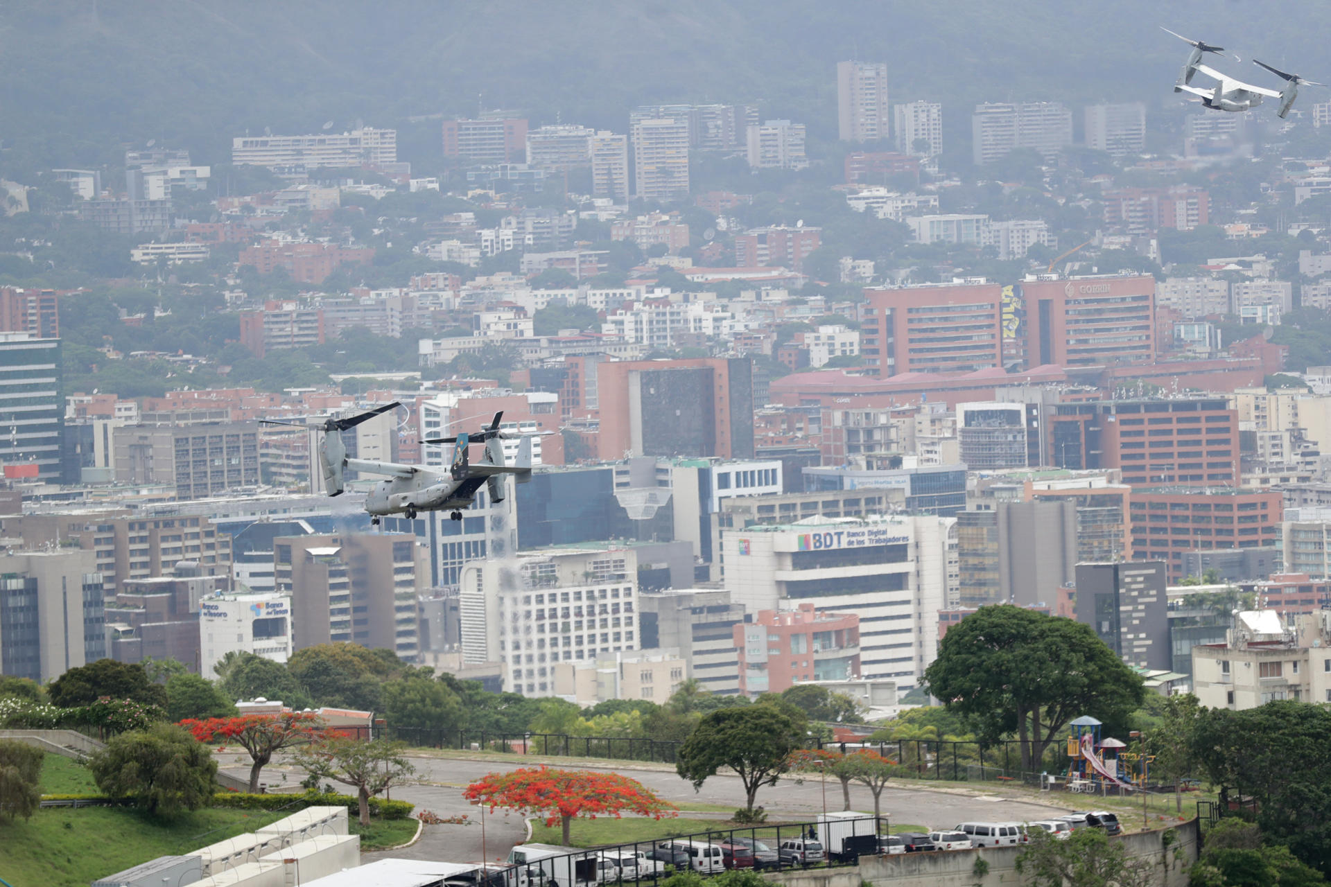 Fotografía que muestra helicópteros Bell Boeing V-22 Osprey de Estados Unidos durante un simulacro este sábado, en Caracas (Venezuela). EFE/ Ronald Peña R
