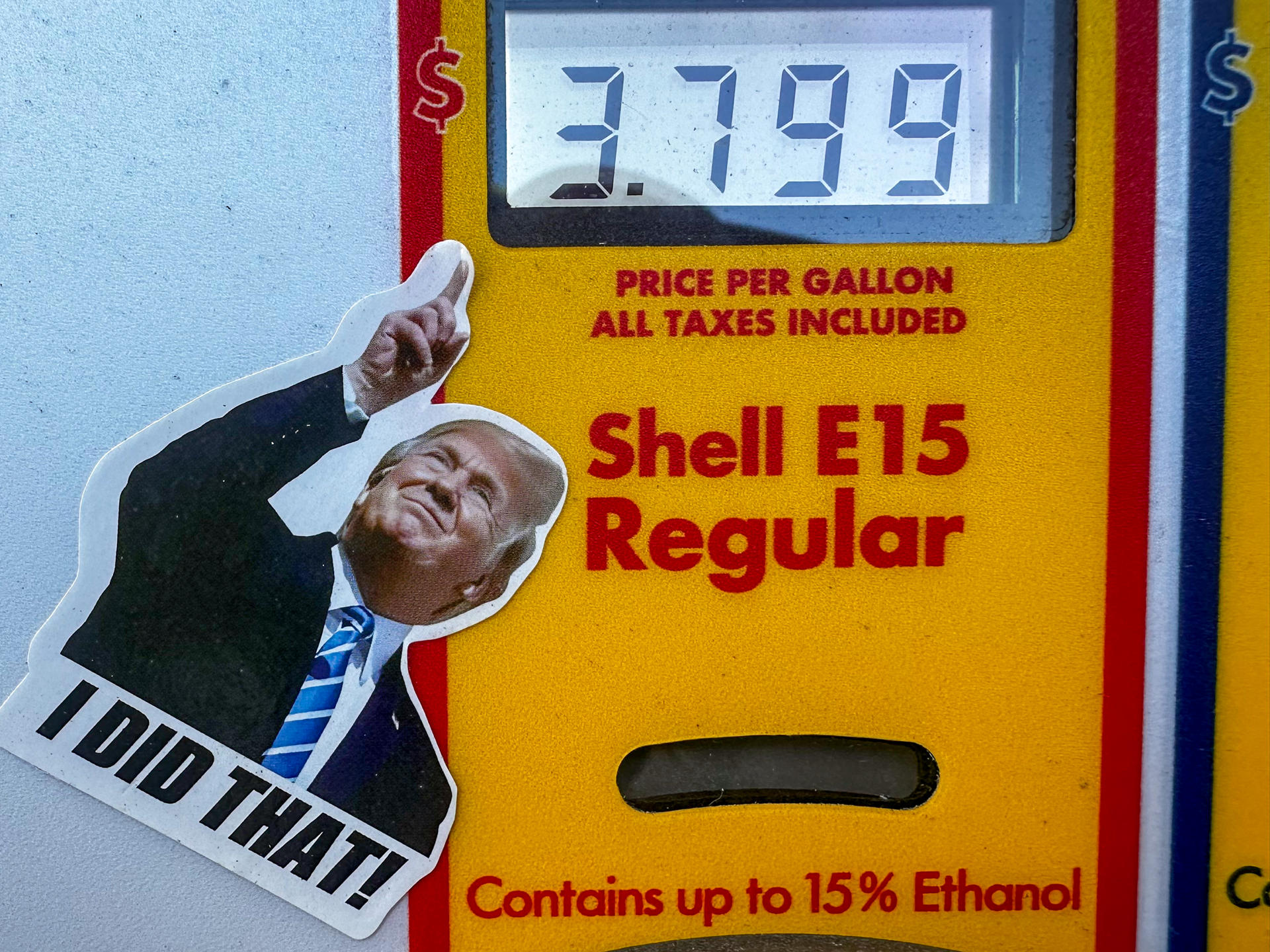 Fotografía del 4 de mayo de 2026 que muestra una calcomanía del presidente de Estados Unidos, Donald Trump, pegada en un surtidor de combustible en una estación de gasolina en Houston (EE.UU). EFE/ Carlos Ramirez
